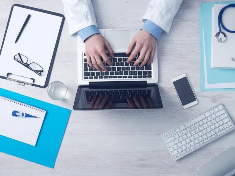 Por que é dever do médico proteger os dados sensíveis dos pacientes?