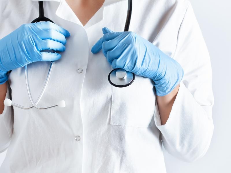 Qual a penalidade para negligência médica?